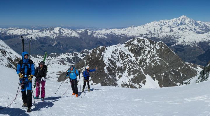 Arrivée au col des Roches en crampons à cause de la neige très dure.