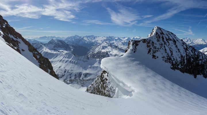 La superbe corniche au col entre Petite et Grande Aiguille des Glaciers.