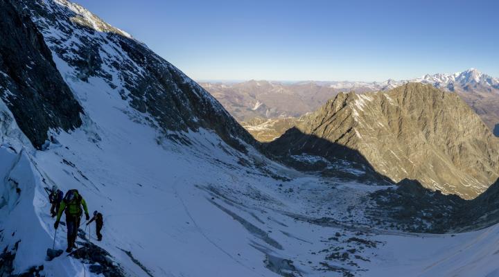passage de la première grosse crevasse sur le glacier du grand col.