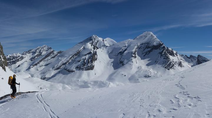 En face, l'Altels, le Balmhorn et le Rinderhorn, les 3 gros sommets du massif