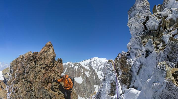 Le mauvais temps de la nuit a orné l'arête de givre... et c'est beau.
