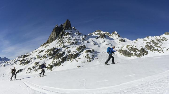 Sous la face sud des Oeillasses et ses voies d'escalade.