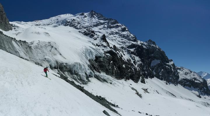 Panorama haute montagne dans la partie basse du glacier du Geay.