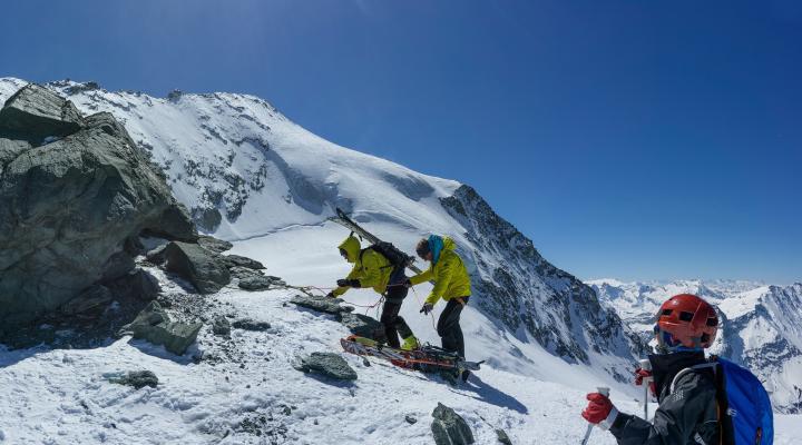 Arrivée au col avec un vent glacial et des rafales à 70km/h