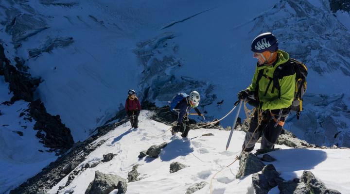 ...sur fond de (très) grosses crevasses, côté glacier du Geay.