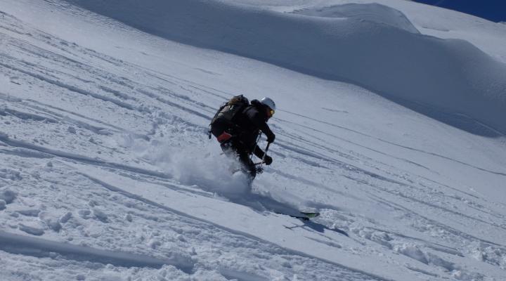 Poudreuse  à la descente en face nord