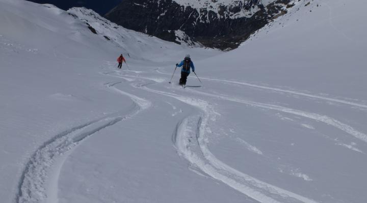 Beaux virages en poudreuse