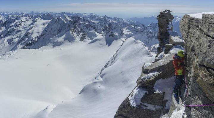 La petite traversée aérienne qui mène au sommet