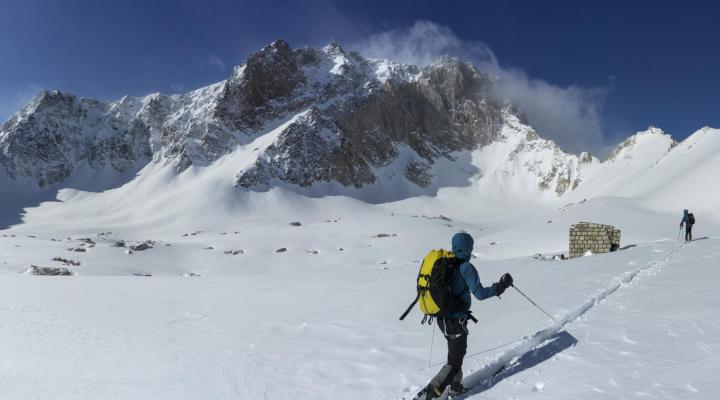Les restes d'un bivouac soufflé par une avalanche