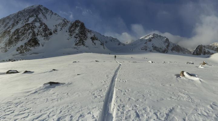 ... en direction de la face nord de l'Alam Kuh