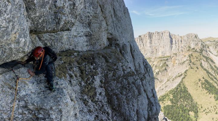 la vire horizontale qui mène vers la grande cheminée sommitale.
