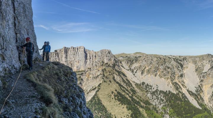 la vire horizontale qui mène vers la grande cheminée sommitale.
