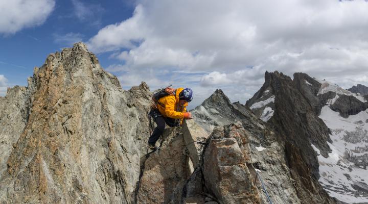 sur l'arête sommitale