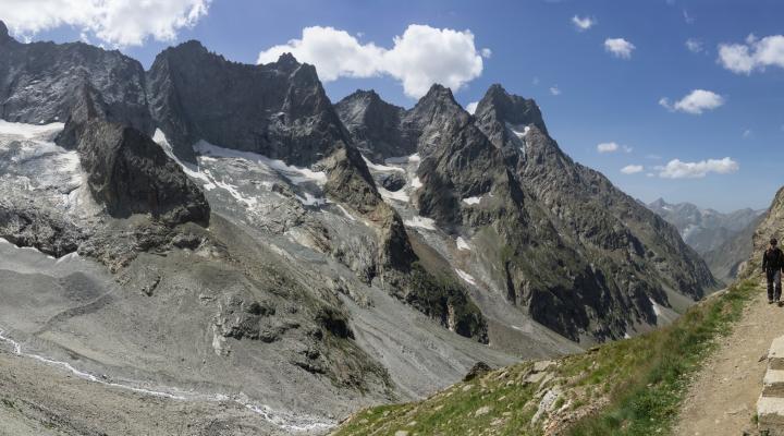 depuis le refuge, panorama sur les versants nord des aiguilles du soreiller et la trsè impressionnante aiguille du plat de la Selle.