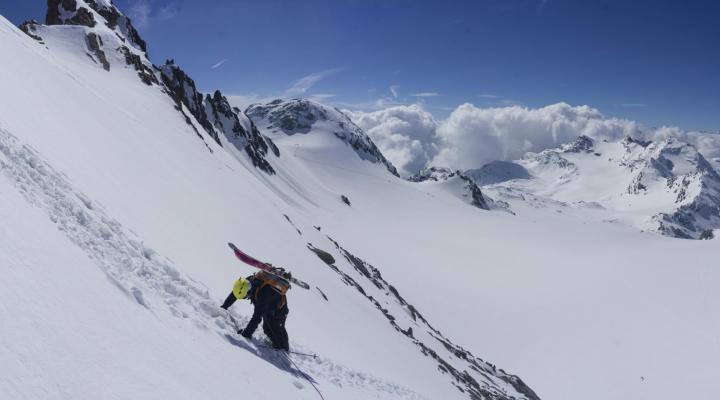 Montée dans le couloir à la Pointe de Péclet