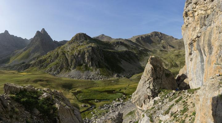 La vire qui donne accès au départ de la voie.