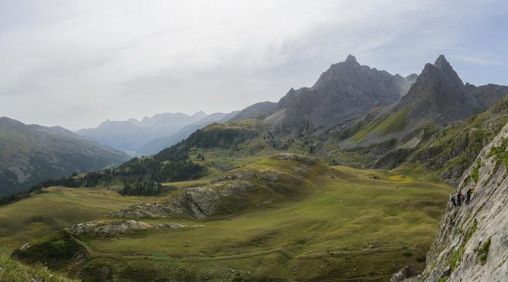 2ème longueur en traversée dans des cannelures faciles.