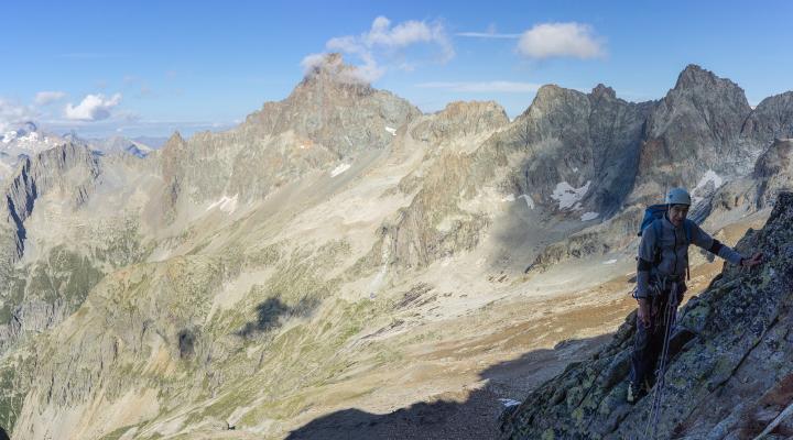 En arrière plan, la très impressionnante aiguille du plat de la Selle.