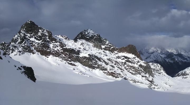 Vue sur les deux Assaly depuis le col du grand.