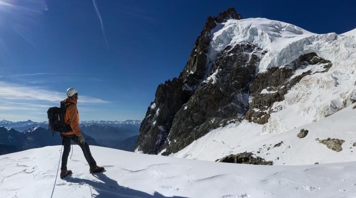 Sur l'arête qui borde le glacier rive gauche, après le 1er rappel.