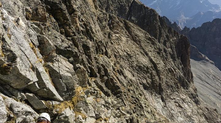 En bas du couloir, le début de la grande vire.