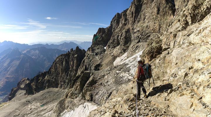 Au bout de la vire un cairn indique la voie pour la désescalade.