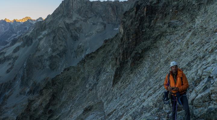 Au petit jour sous le névé suspendu, les difficultés vont commencer...