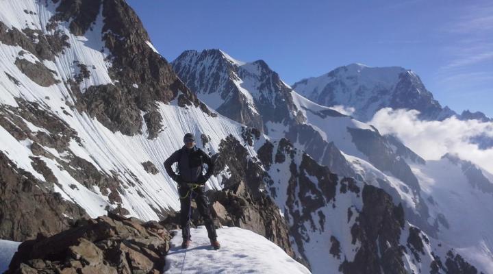 Sur l'arête sommitale
