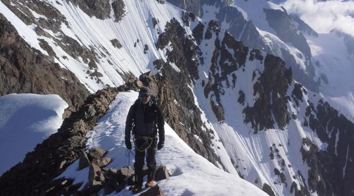 Sur l'arête sommitale