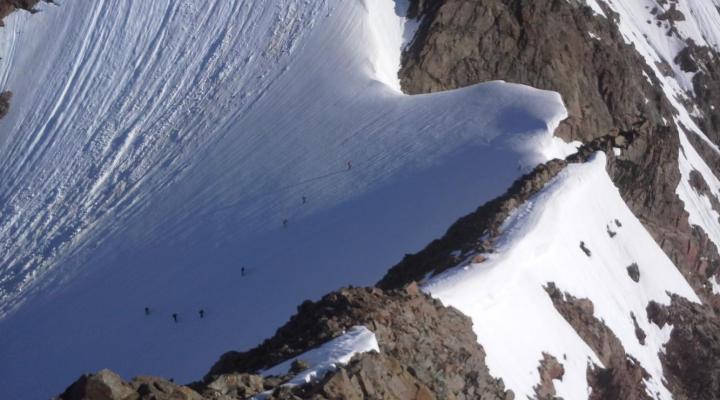 Une cordée arrivant au col