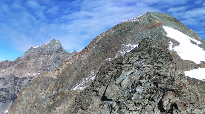 le sommet du dôme tout proche et le mont Pourri