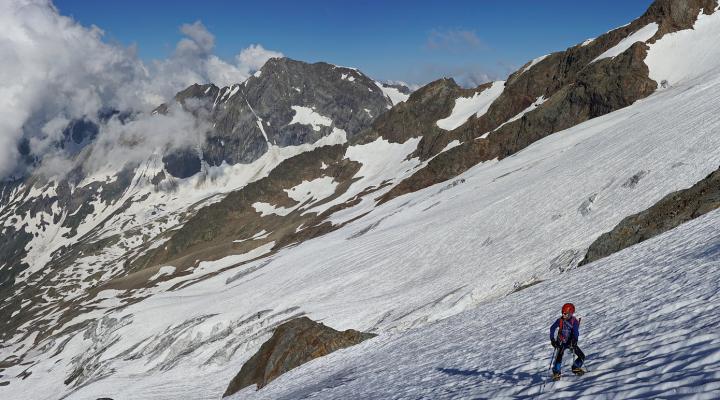 L'accès à l'arête se fait en traversant le glacier des Glaciers à l'horizontal.