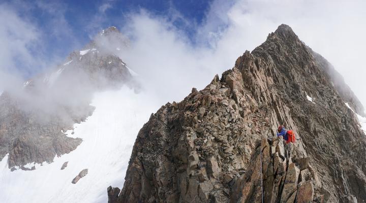 L'arête Franco italienne de la grande aiguille en arrière plan.