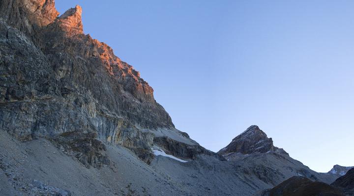 Le dernier tiers du pilier eclairé par le soleil levant