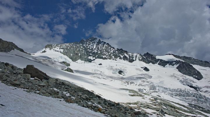 L'arête sud à droite et la nord à gauche.