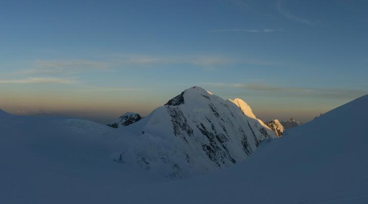 L'arête du Lyskamm au lever du jour.