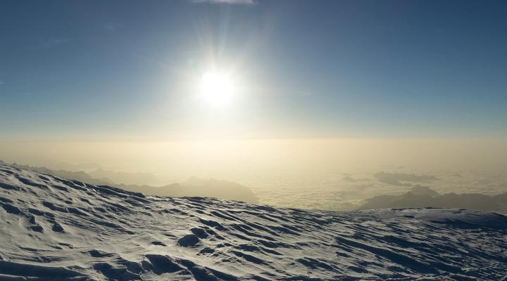 Le soleil se lève sur la pleine du Po couverte de nuage.