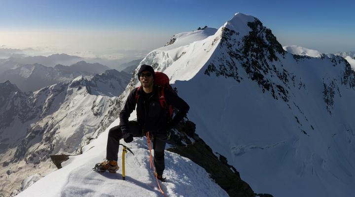 Derrière nous, l'arête terriblement aérienne qui descend de la pointe Zumstein. 