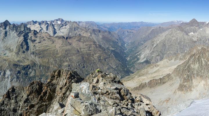 Arrivée au sommet des Fétoules. derrière nous la vallée du Vénéon.