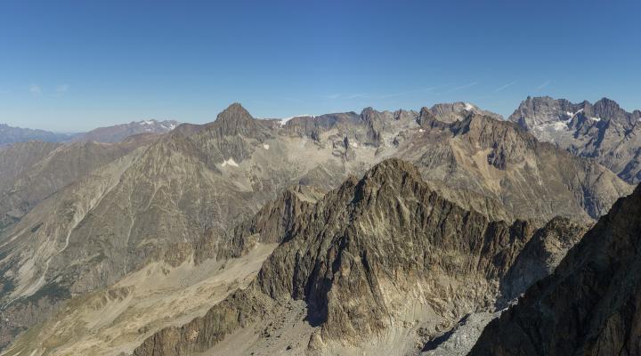 La vue vers le nord est aussi très sympa, avec l'aiguille du plat de la Selle et la Meije.