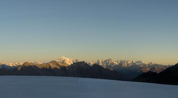 Lever de soleil sur la chaine du mont blanc, au loin...