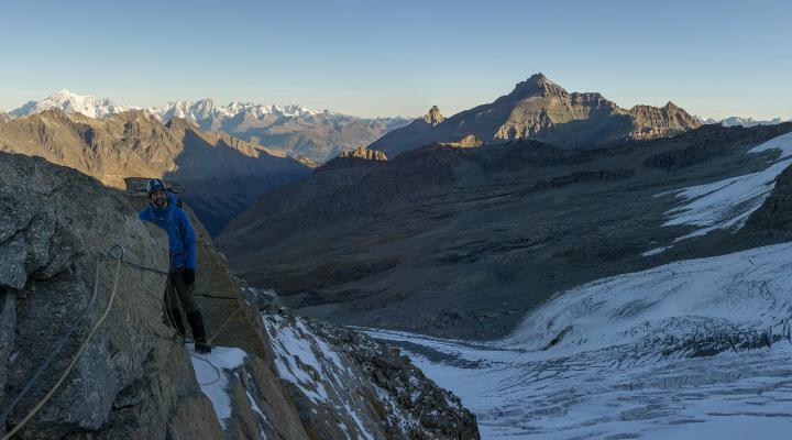 sur l'arête qui sépare les deux voies normales.