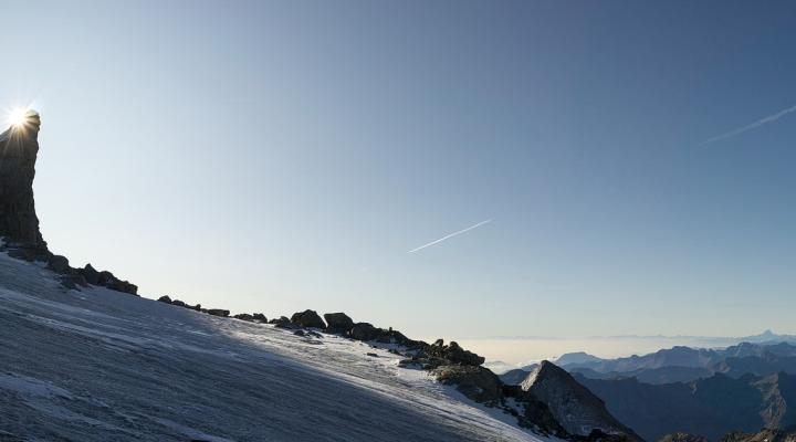 le soleil joue à cache-cache avec la becca de moncorvé