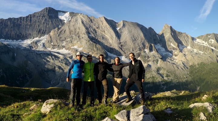 photo de groupe sur fond d'aiguille de l'Epéna et grande Casse.