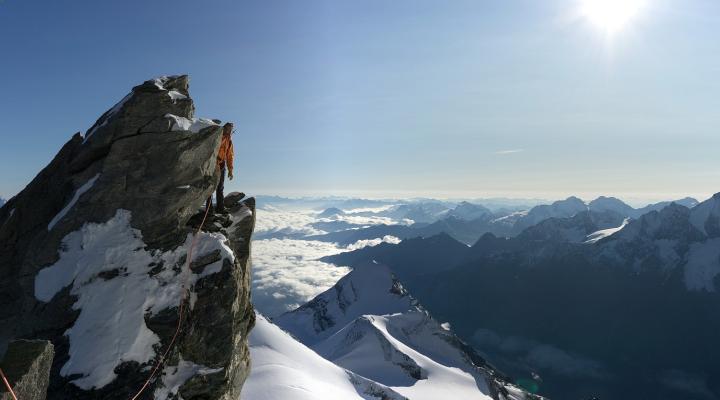 Au pied du passage le plus raide de la voie : 40m d'escalade sur grosses prises et plusieurs pas bien déversants.