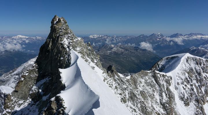 Après le grand gendarme, l'arête devient neigeuse et très fine.