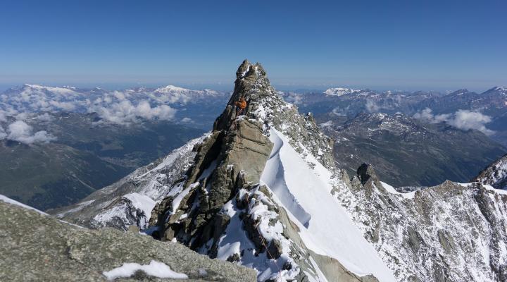 Un dernier passage rocheux à 150m du sommet, suivi d'une dernière partie neigeuse aérienne.