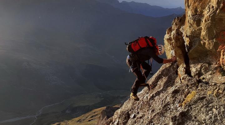 début des difficultés avec une première longueur en dalle.