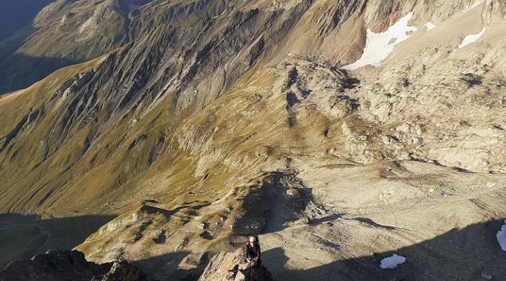 La suite avec une centaine de mètres très aérienne qui mène au sommet de la première pointe.