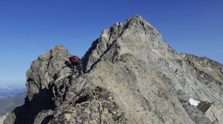 Le sommet est tout au bout avec une partie horizontale assez longue.